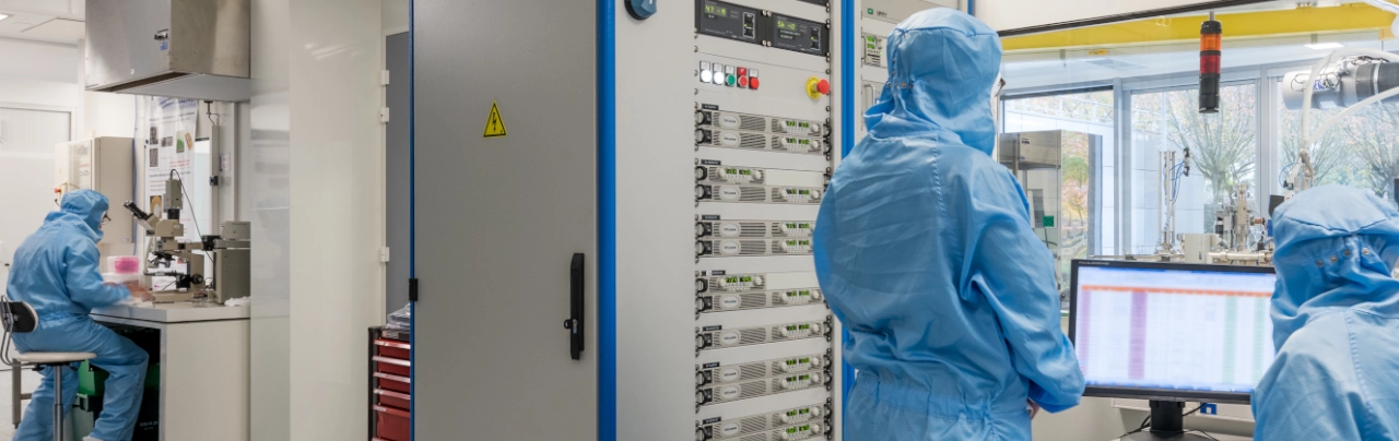 III-V Lab experts working in a cleaning room